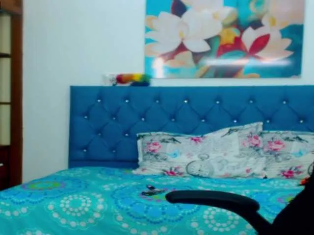 Live sex webcam photo for queena-24 #273490367