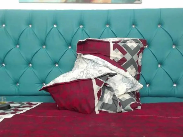 Live sex webcam photo for queena-24 #273641492