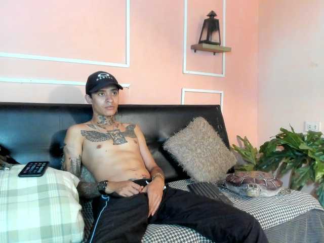 Live sex webcam photo for raymond-star #277701866