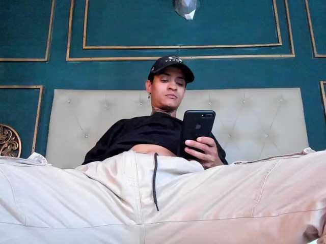 Live sex webcam photo for raymond-star #277756255