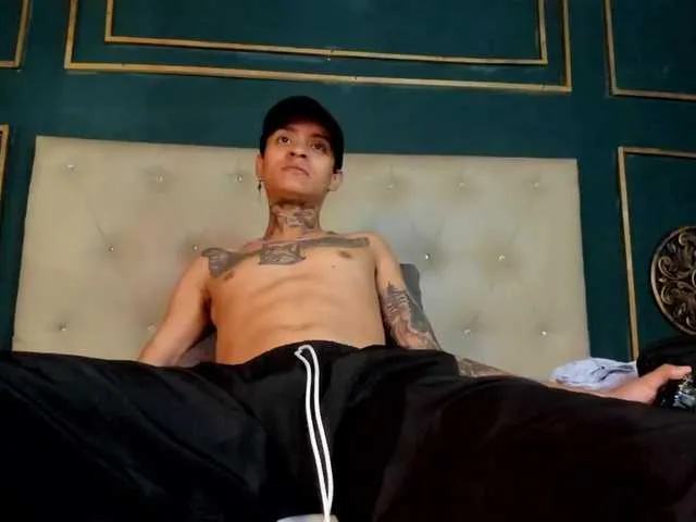 Live sex webcam photo for raymond-star #277775248