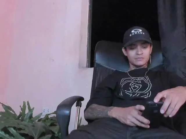 Live sex webcam photo for raymond-star #277781880