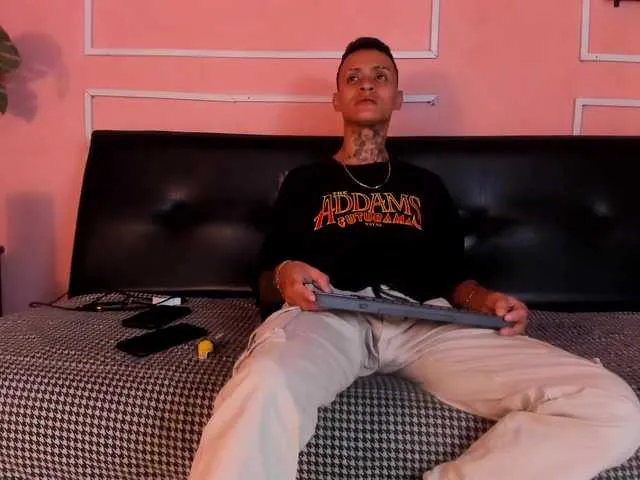 Live sex webcam photo for raymond-star #277956280