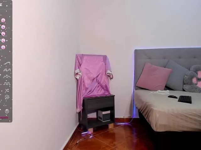 Live sex webcam photo for river-21 #276625768