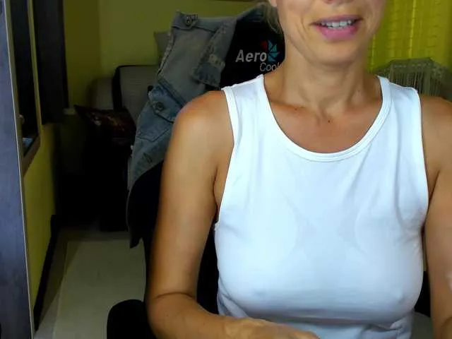 Live sex webcam photo for rocsi79 #293958563