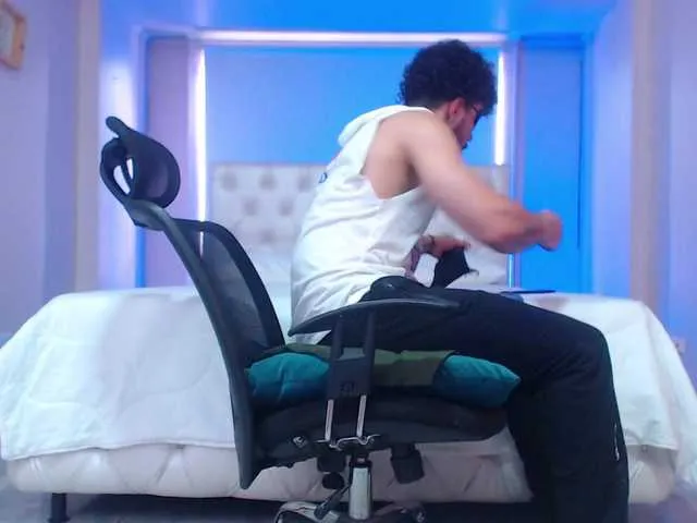 Live sex webcam photo for ronniefit #276781791