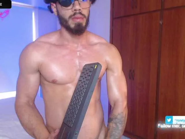 Live sex webcam photo for ronniefit #277570201