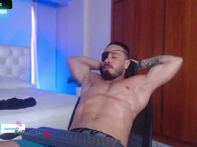 Live sex webcam photo for ronniefit #277705187