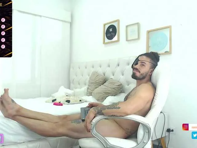Live sex webcam photo for ronniefit #289903774