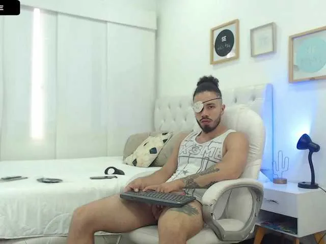 Live sex webcam photo for ronniefit #290028430