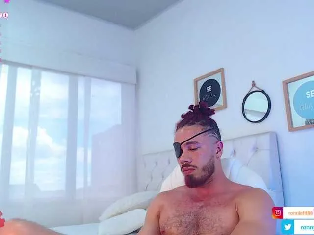Live sex webcam photo for ronniefit #290145087