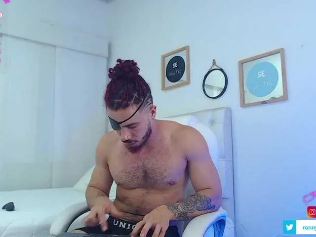 Live sex webcam photo for ronniefit #290149944