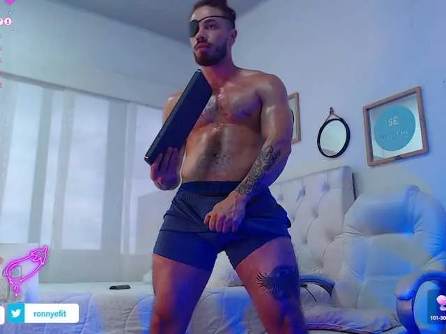 Live sex webcam photo for ronniefit #290171890
