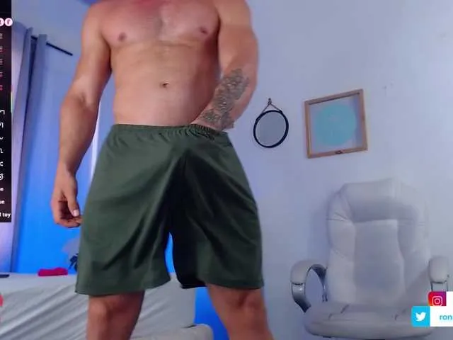 Live sex webcam photo for ronniefit #290382817
