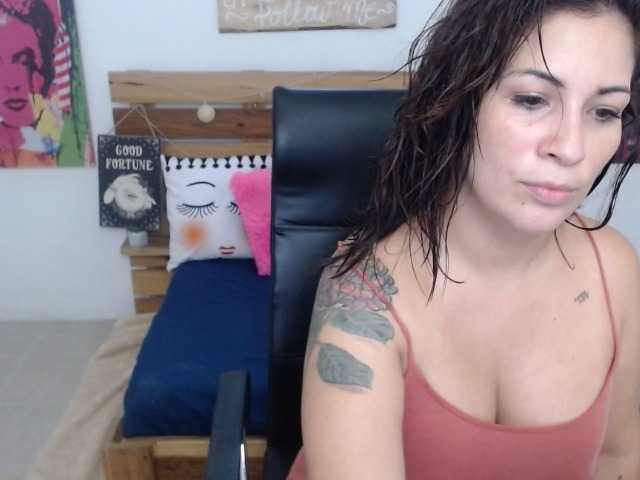 Live sex webcam photo for roxxy-milf #272533894