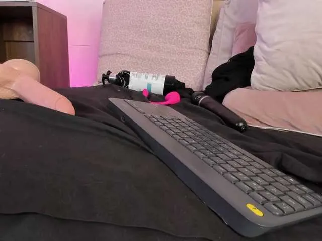 Live sex webcam photo for roxxy-mora #289977380