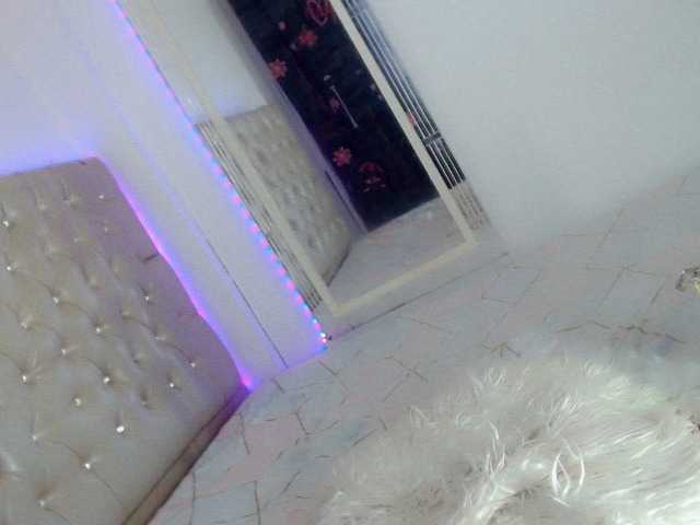 Live sex webcam photo for roxy-sexy21 #275692668