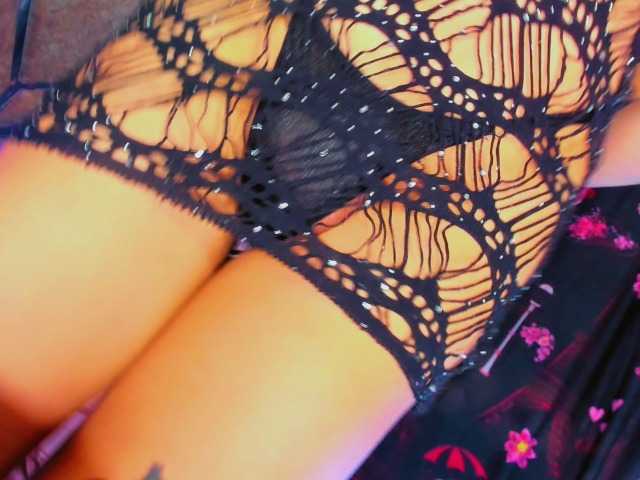 Live sex webcam photo for roxy-sexy21 #276021740