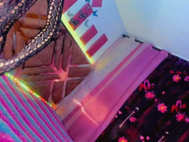 Live sex webcam photo for roxy-sexy21 #276101811