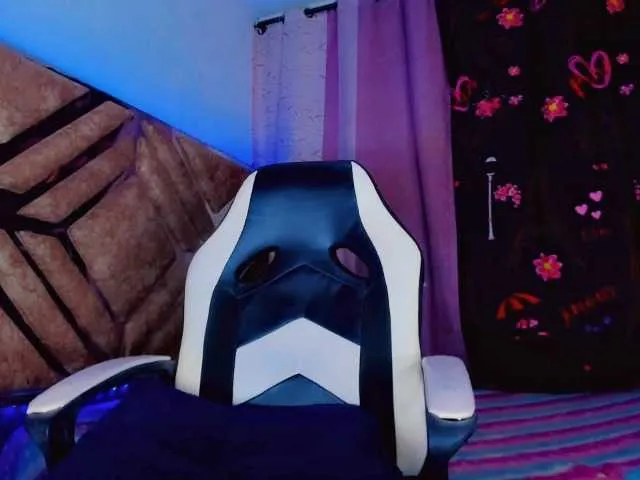 Live sex webcam photo for roxy-sexy21 #276401743