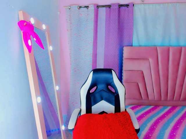 Live sex webcam photo for roxy-sexy21 #276507557