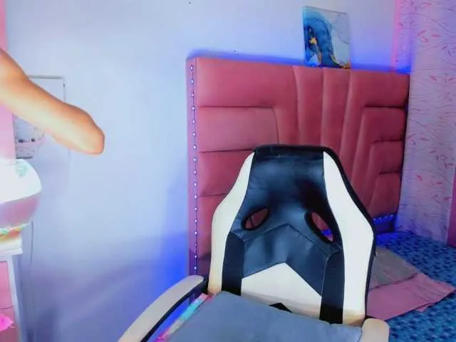 Live sex webcam photo for roxy-sexy21 #276764858