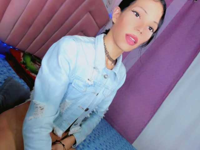 Live sex webcam photo for roxy-sexy21 #276928215