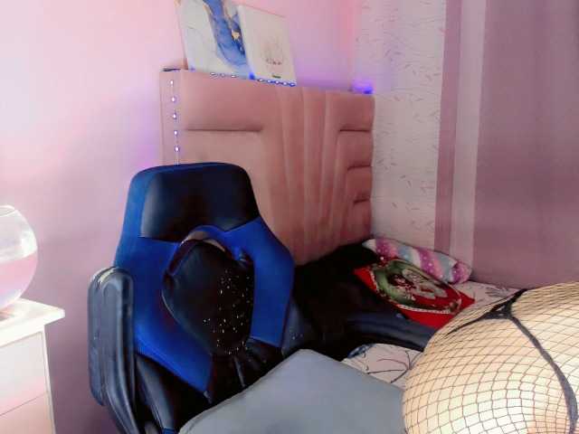 Live sex webcam photo for roxy-sexy21 #277156806