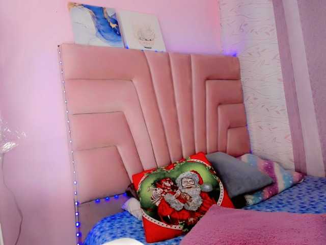 Live sex webcam photo for roxy-sexy21 #277177449