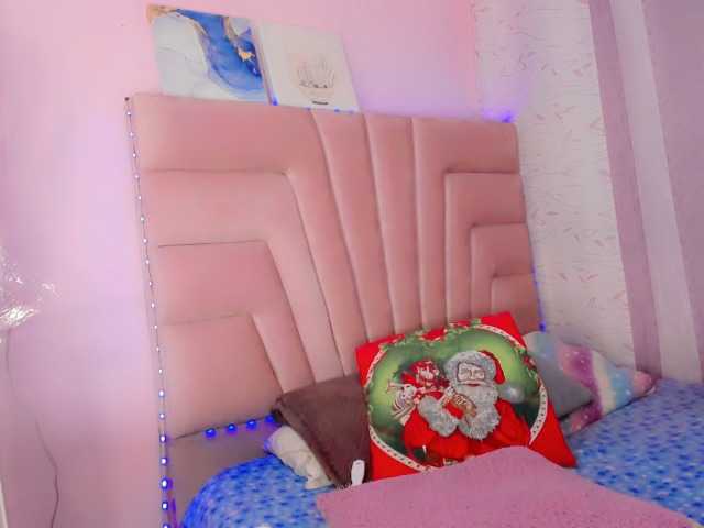 Live sex webcam photo for roxy-sexy21 #277179229