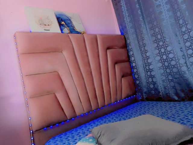 Live sex webcam photo for roxy-sexy21 #277414218