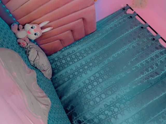 Live sex webcam photo for roxy-sexy21 #277849863