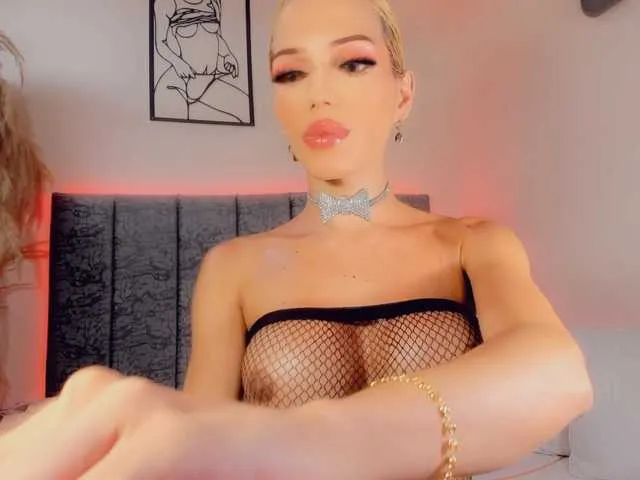 Live sex webcam photo for roxy-sexy21 #292158680