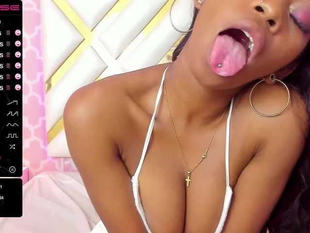 Live sex webcam photo for roxyjordan #271777852