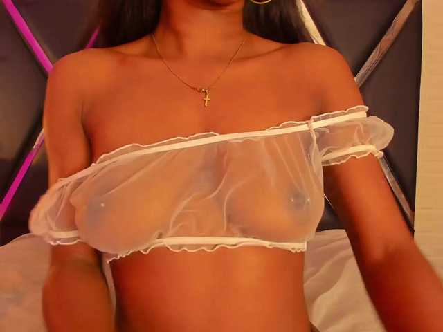 Live sex webcam photo for roxyjordan #275999329