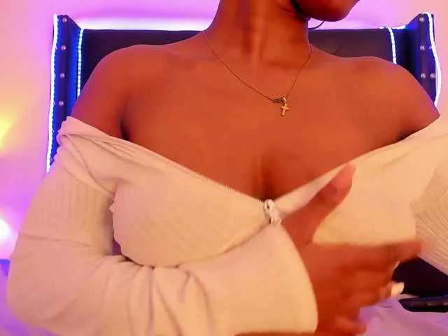 Live sex webcam photo for roxyjordan #276328498