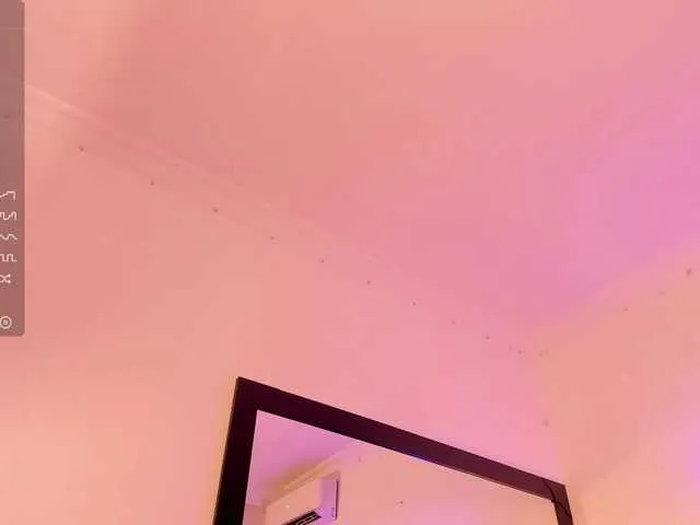 Live sex webcam photo for roxyjordan #276336185