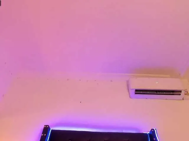 Live sex webcam photo for roxyjordan #276571365