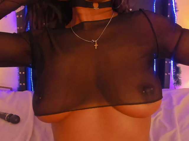 Live sex webcam photo for roxyjordan #276921159