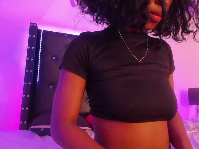 Live sex webcam photo for roxyjordan #277341953