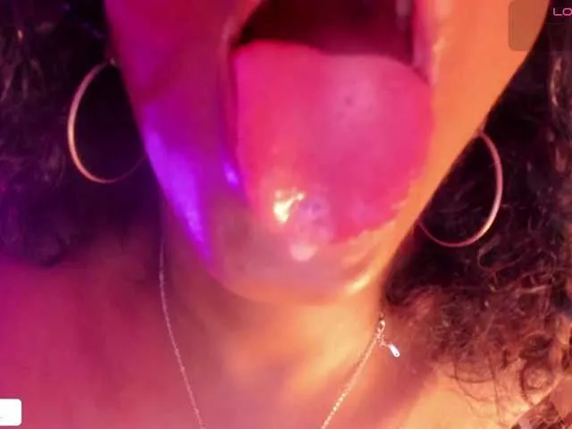 Live sex webcam photo for roxyjordan #291353579