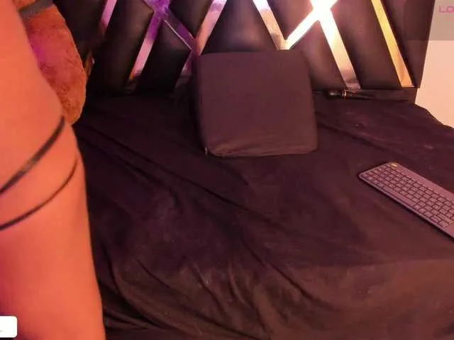 Live sex webcam photo for roxyjordan #291377497