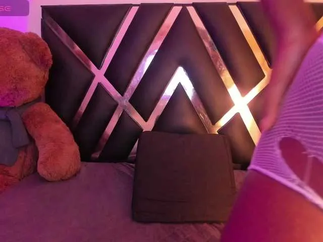 Live sex webcam photo for roxyjordan #291424814