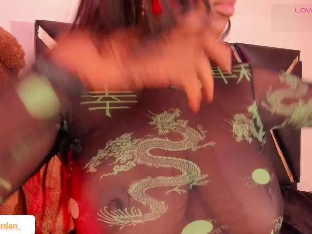 Live sex webcam photo for roxyjordan #291760989