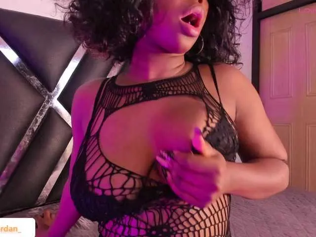 Live sex webcam photo for roxyjordan #292109362