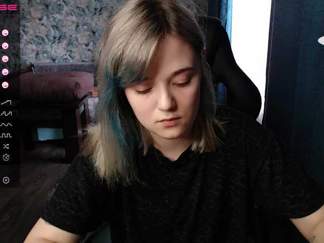 Live sex webcam photo for rozzalinaevan #275689430