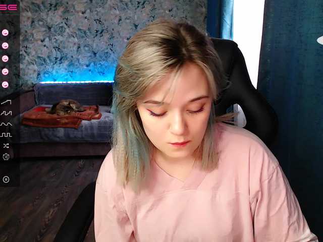 Live sex webcam photo for rozzalinaevan #275900271