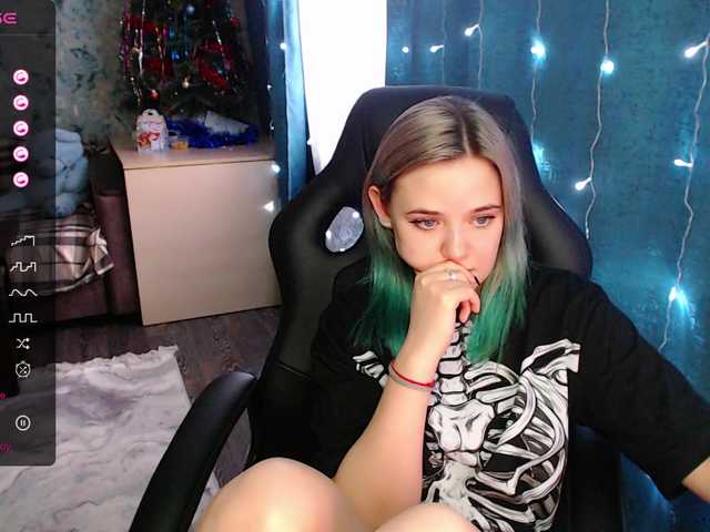 Live sex webcam photo for rozzalinaevan #277051653