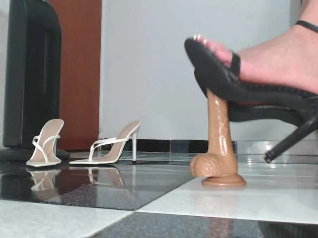 Live sex webcam photo for saaramilleer #294099695