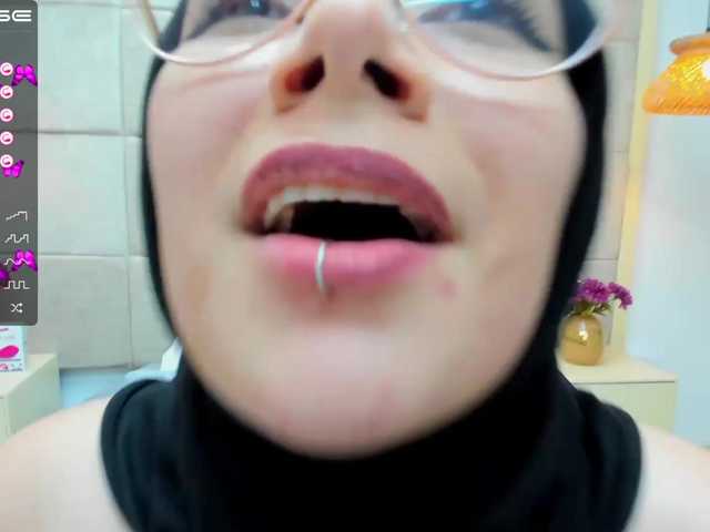 Live sex webcam photo for salmaa- #276156111